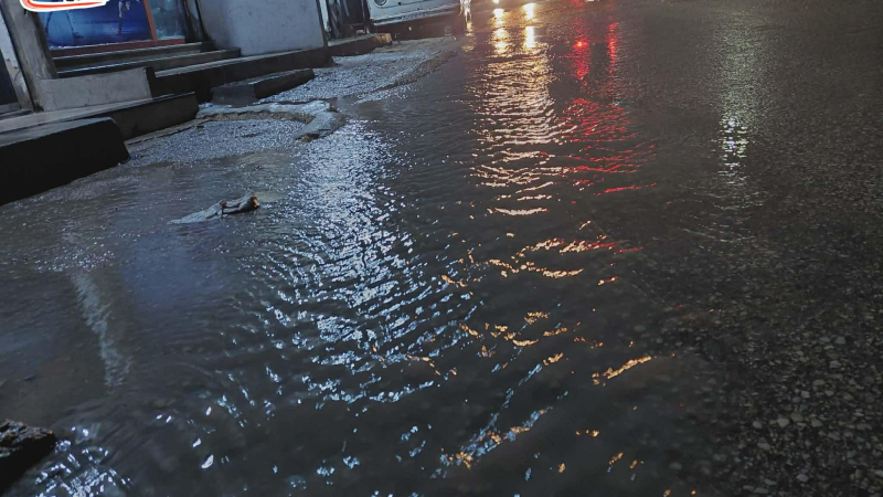 مواطنون بحي شعبي ينجحون في عبور الشارع دون غرق “حتى الآن”!