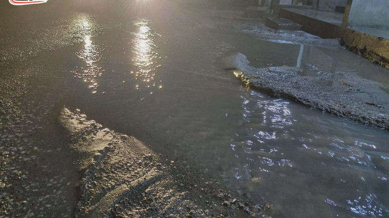 مواطنون بحي شعبي ينجحون في عبور الشارع دون غرق “حتى الآن”!