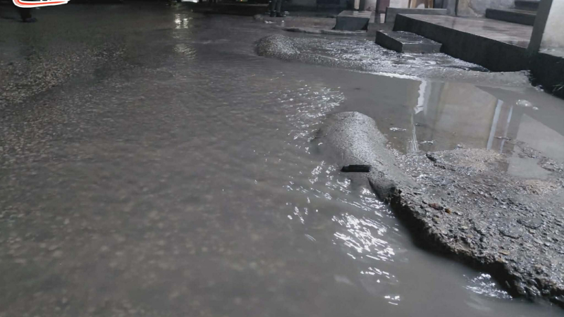 مواطنون بحي شعبي ينجحون في عبور الشارع دون غرق “حتى الآن”!