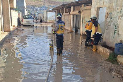 فرق الطوارئ تستجيب لتداعيات الأمطار الغزيرة في حلب وريف إدلب