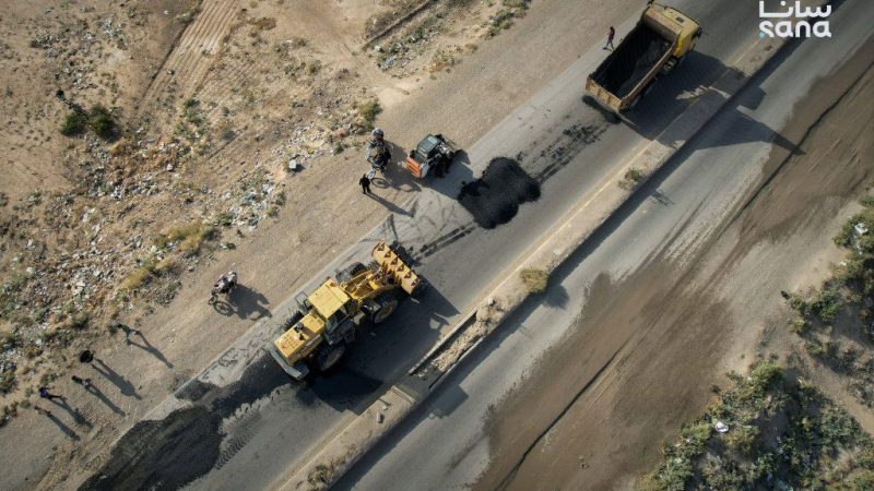 IMG 0380 حملة لصيانة الطريق الرئيسي بين الرقة وتل أبيض بطول 15 كيلومتراً