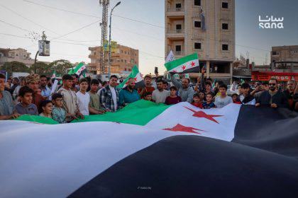 وقفة احتجاجية في الرقة تندد بالاعتداءات الإسرائيلية وتؤكد وحدة السوريين
