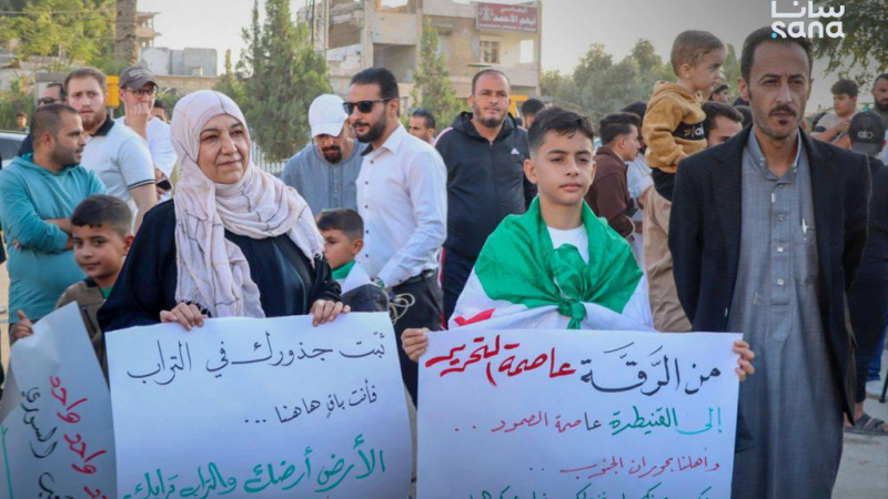 IMG 1402 وقفة احتجاجية في الرقة تندد بالاعتداءات الإسرائيلية وتؤكد وحدة السوريين