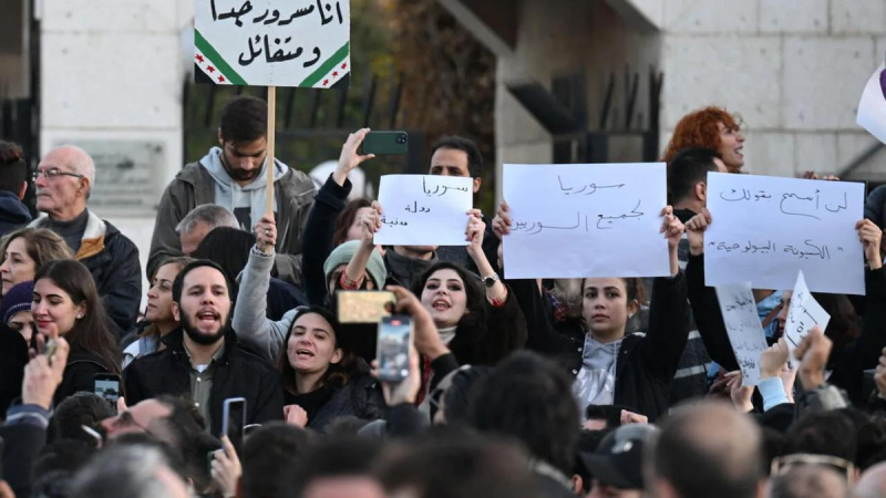 الحياة السياسية في سوريا تنتظر القرار .. انقسام حول أولوية تفعيل الأحزاب