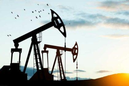 النفط يرتفع بنحو 2.2 دولار متجهاً لتحقيق مكاسب للشهر الرابع على التوالي