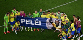 لاعبو البرازيل يوجهون رسالة دعم للأسطورة بيليه (صورة)