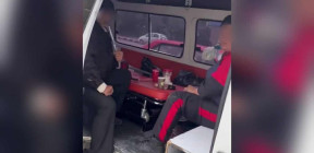 تدخين نرجيلة في سيارة إسعاف يشعل الجدل .. وإدارة مشفى المواساة ترد