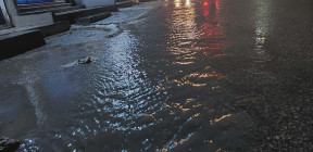 مواطنون بحي شعبي ينجحون في عبور الشارع دون غرق “حتى الآن”!