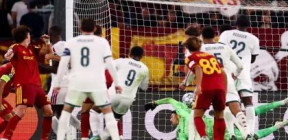 ريال مدريد يقلب تأخره بثلاثية أمام روما إلى فوز في الوقت القاتل