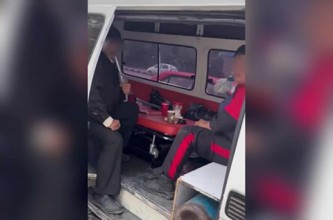 تدخين نرجيلة في سيارة إسعاف يشعل الجدل .. وإدارة مشفى المواساة ترد