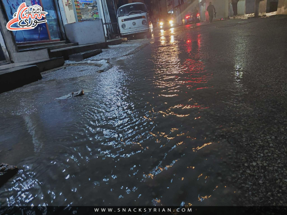 مواطنون بحي شعبي ينجحون في عبور الشارع دون غرق “حتى الآن”!