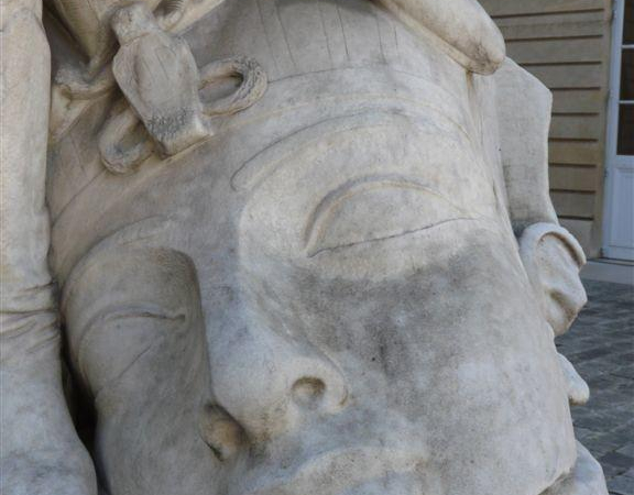 شمرا أخبار استنكار لإهانة الحضارة المصرية بتمثال شامبليون في فرنسا