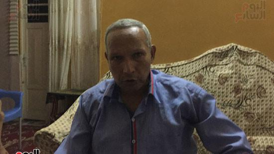 حقيقة وفاة مصري قهرا بعد تداول صورته يصلي على دراجة