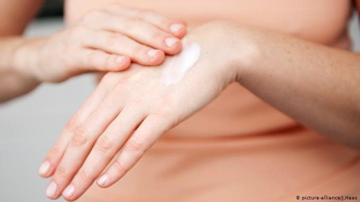 Frau cremt sicht die Hände ein (picture-alliance/J.Haas)