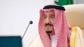 الملك سلمان يغيب عن قمة المصالحة الخليجية والمغردون يعلقون