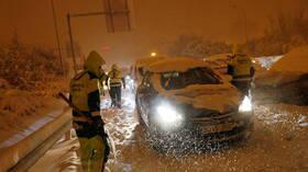 العاصفة الثلجية في إسبانيا تتسبب بمصرع شخصين واحتجاز العديد في سياراتهم