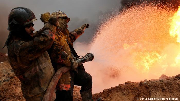 رجال الإطفاء في الموصل يحاولون السيطرة على النيران