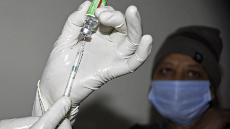 عامل طبي يستعد لتطعيم زميل بلقاح لفيروس كورونا Covid-19 في أمريتسار (أ ف ب).