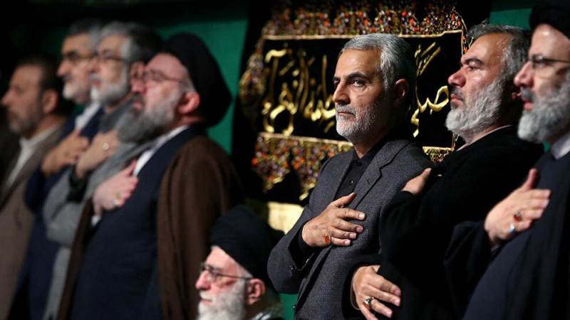 قائد فيلق القدس قاسم سليماني مع المرشد الإيراني علي خامنئي وبعض القادة الإيرانيين