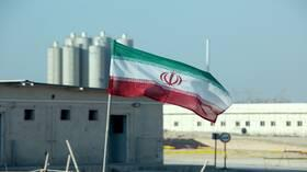 "رويترز": وكالة الطاقة الذرية اكتشفت آثار يورانيوم في موقعين بإيران
