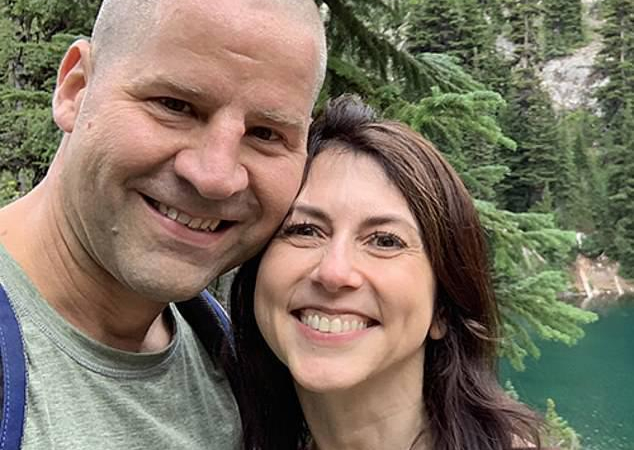 بعد حصولها على نصف ثروته.. طليقة مؤسس 