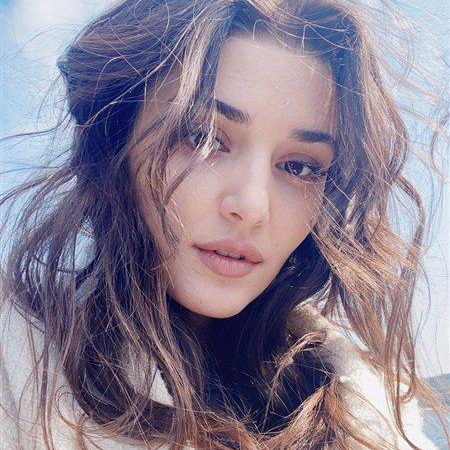 بدون مكياج.. بطلة المسلسل التركي أنت اطرق بابي تخطف الأنظار بجمالها