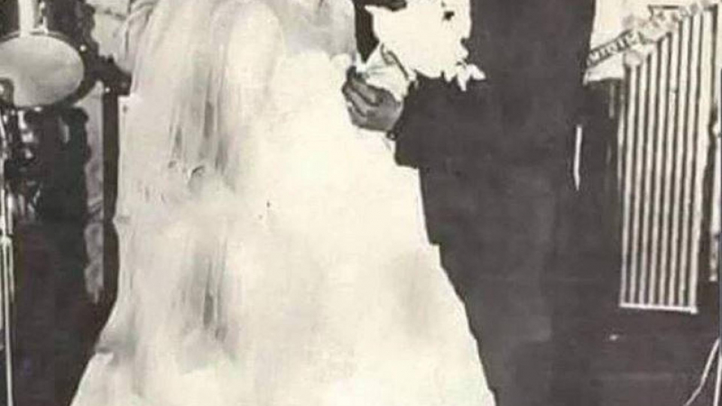 صورة نادرة جداً .. شاهدوا أحمد زكي وهالة فؤاد في يوم زفافهما