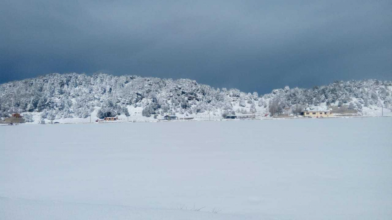  بُحيرة القموعة وقد تغطَّت بالثلوج