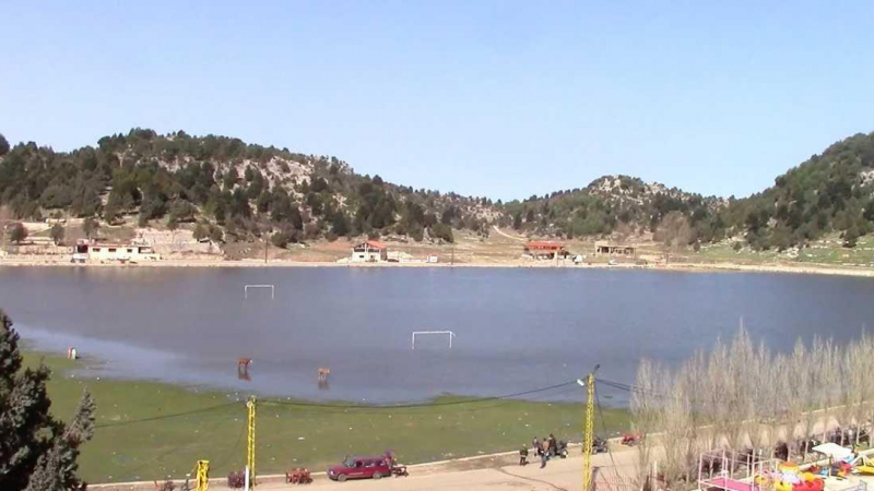 سهلة القموعة وقد تحوَّلت بحيرة قبل الثلوج بأسبوع