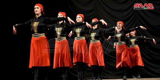 لوحات راقصة للفرقة الفنية الشركسية على مسرح قصر الثقافة بحمص