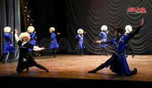 لوحات راقصة للفرقة الفنية الشركسية على مسرح قصر الثقافة بحمص