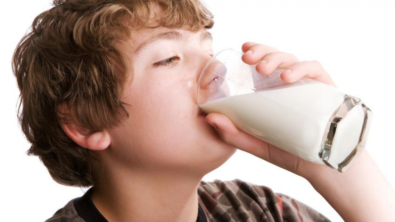 هل يساعد الحليب الأطفال على النمو فعلاً؟ - الأدلة الكامنة وراء العلاقة بين تناول الحليب ومدى تأثيرها في نمو الطفل - العناصر الغذائية في الحليب