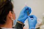 بريطانيا تدرس تقييد تطعيم الشباب بلقاح "أكسفورد أسترازينيكا"