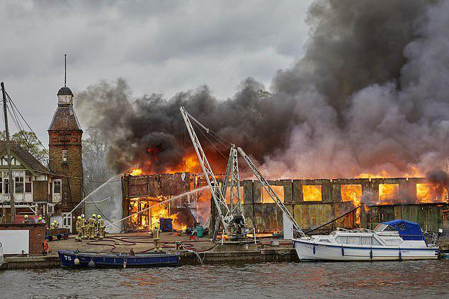 بريطانيا.. اندلاع حريق كبير في حوض للقوارب بالقرب من نهر التايمز