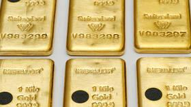 الذهب ينزل عن ذروة شهرين وقوة الدولار تحد من جاذبيته