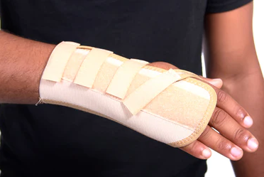 ما أسباب خدر (تنميل) اليدين والقدمين؟ - علاقة الإصابة بالسكري بتنميل الأطراف - متلازمة النفق الرسغي وتنميل اليد بسبب انضغاط العصب في المعصم 