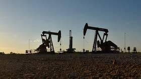 النفط يرتفع بعد هجوم إلكتروني تسبب في إغلاق خطوط أنابيب أمريكية هامة