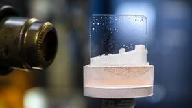 العلماء يصنعون جليد الفضاء الخارجي الغريب في المختبر