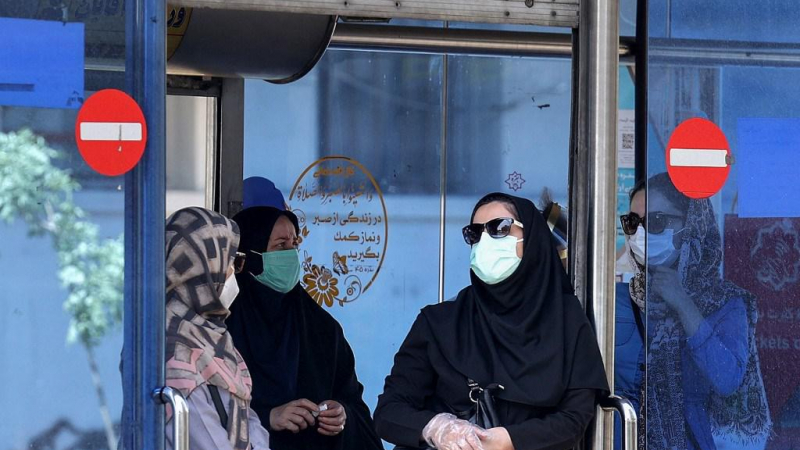نساء في إيران يرتدين الكمامات (أ ف ب - أرشيف)