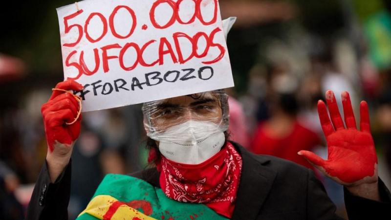 متظاهر يحتج على طريقة تعامل الرئيس البرازيلي مع جائحة كورونا. 19 حزيران /يونيو (أ ف ب).
