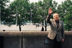 قامات مبدعة.. نزار قباني الشاعر الذي علمته دمشق أبجدية الياسمين