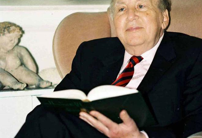 قامات مبدعة.. نزار قباني الشاعر الذي علمته دمشق أبجدية الياسمين