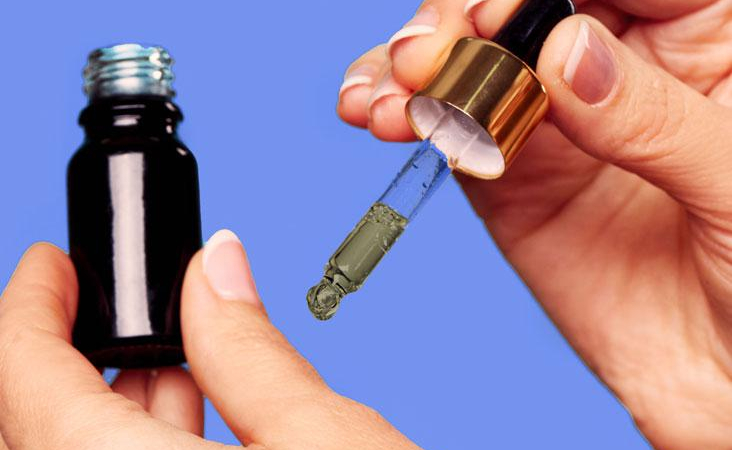 فوائد زيت شجرة الشاي للبشرة