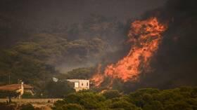 حرائق جديدة تندلع في اليونان والسلطات تجلي السكان