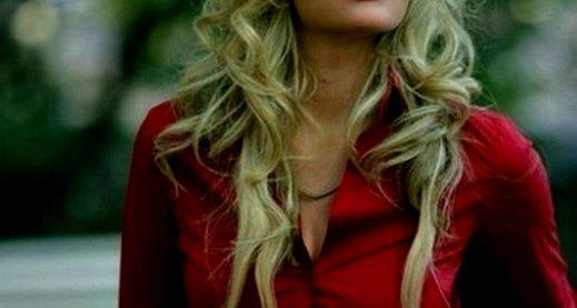 ممثلة لبنانية بصورة جريئة جداً.. تخلت عن ملابسها الداخلية.. شاهد!