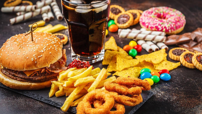 الصيام المتقطع يحارب آثار الوجبات السريعة والسموم في الحسم