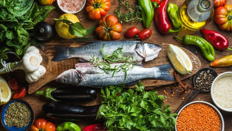 خلال اتباع ريجيم الصيام المتقطع يجب تناول البروتين الخالي من الدهون والخضار والفاكهة 