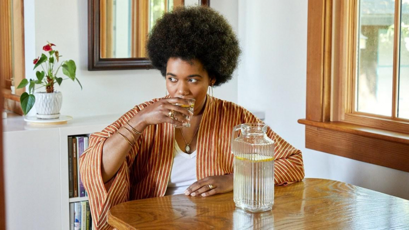 خلال الصيام المتقطع من الممكن سدّ الشعور بالجوع، عن طريق شرب الماء والسوائل المسموح بها