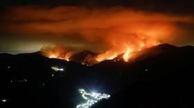 حريق الغابات في إسبانيا يجبر رجال الإطفاء على التقهقر (فيديو)