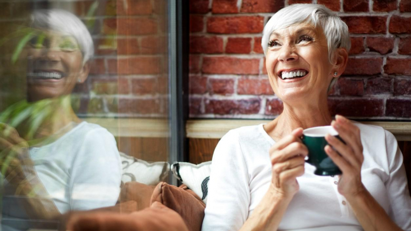 من فوائد الشاي الأخضر أنه يحسن  بعض وظائف المخ، من ضمنها الحالة المزاجية واليقظة